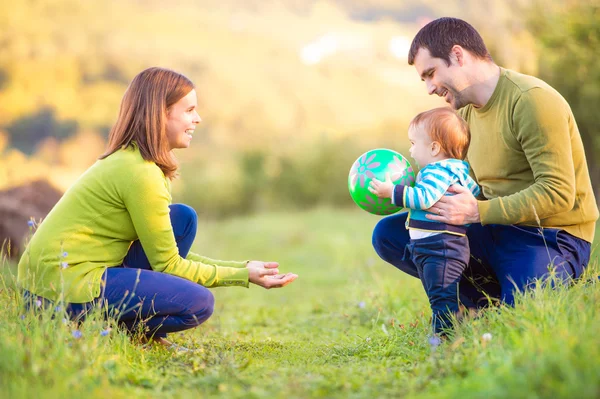 Parents with son making first steps — Stock Photo, Image