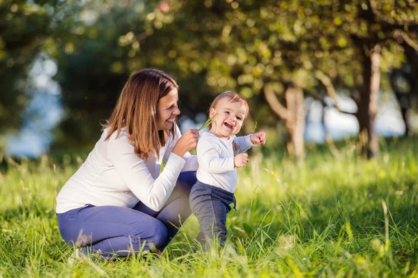 Madre con hijo dando los primeros pasos — Foto de Stock