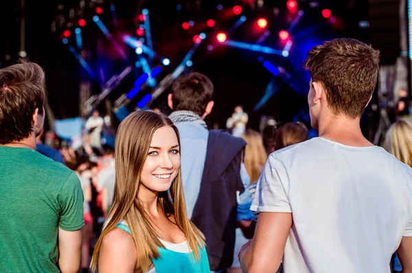 Tieners op zomer-muziekfestival — Stockfoto