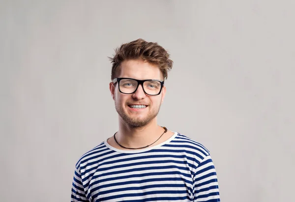 Mann in gestreiftem T-Shirt und Brille — Stockfoto