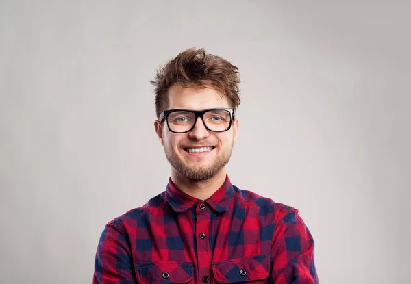 Homem de camisa e óculos verificados — Fotografia de Stock