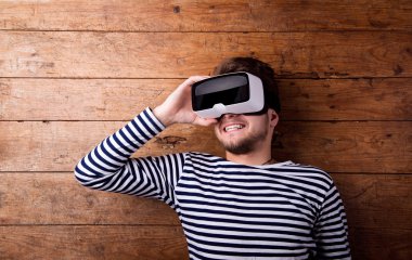 Adam sanal gerçeklik gözlüğü takıyor..