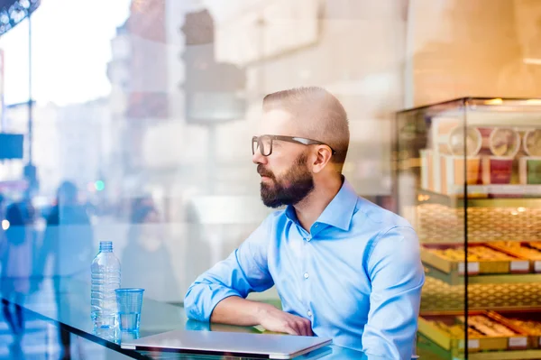 Manager sitting in cafe drinking water — Stock Photo, Image