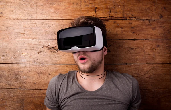 Man wearing virtual reality goggles. — Stock Photo, Image