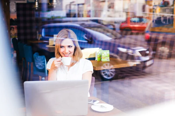 Mujer con cuaderno en la cafetería beber café —  Fotos de Stock