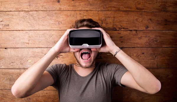 Hombre con gafas de realidad virtual. —  Fotos de Stock