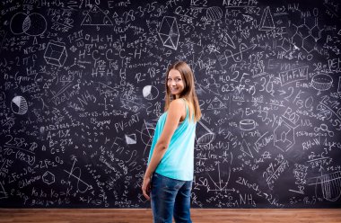 Büyük tahta karşı Öğrenci kız