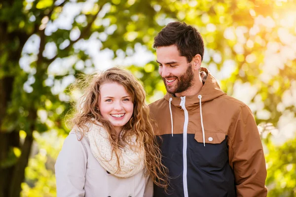 Pareja enamorada en otoño naturaleza — Foto de Stock