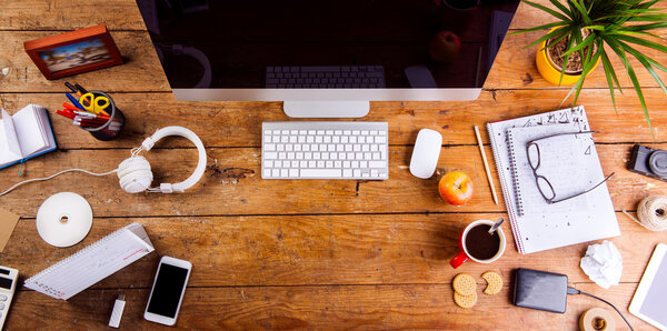 Стол с гаджетами и офисными принадлежностями
