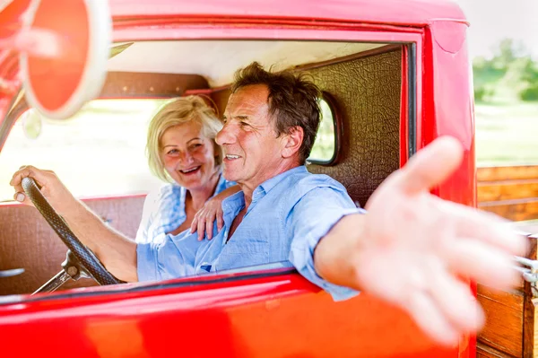 Senior par inne pickup lastbil — Stockfoto