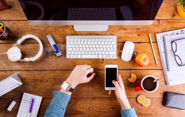 Persona de negocios que trabaja en el escritorio —  Fotos de Stock