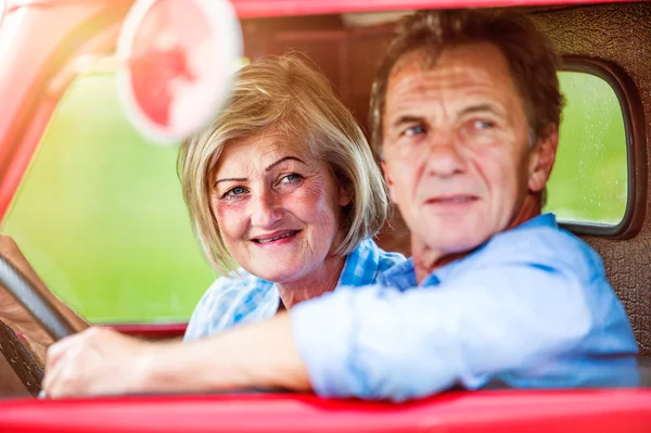 Pareja de ancianos dentro de la camioneta — Foto de Stock