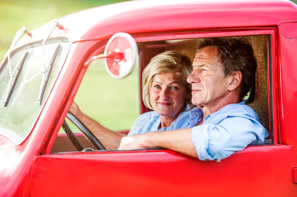 Senior couple inside pickup truck — Stock Photo, Image