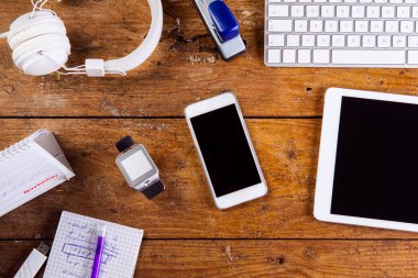 Resepsiyon, alet ve ofis malzemeleri.