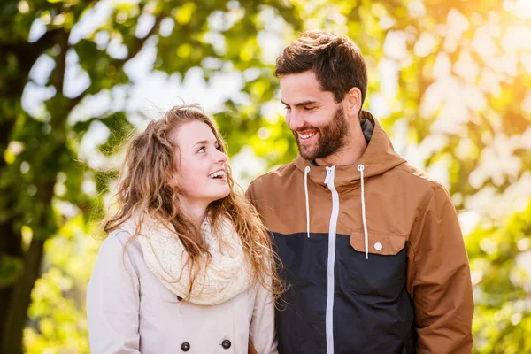 Casal apaixonado na natureza outono — Fotografia de Stock