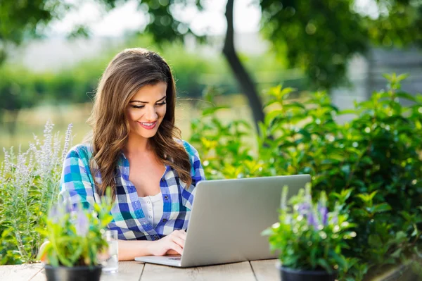 Gardener with notebook in green nature — Stock Photo, Image