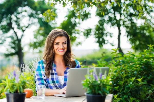 Jardinier avec ordinateur portable dans la nature verte — Photo