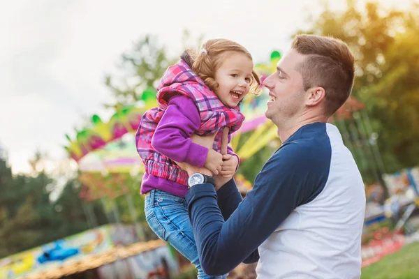 Apa és lánya birtoklás móka, vidámpark, vidámpark — Stock Fotó