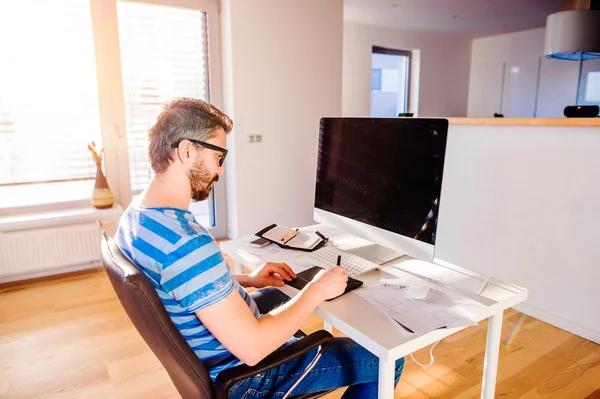 Hombre en el escritorio trabajando en la computadora —  Fotos de Stock