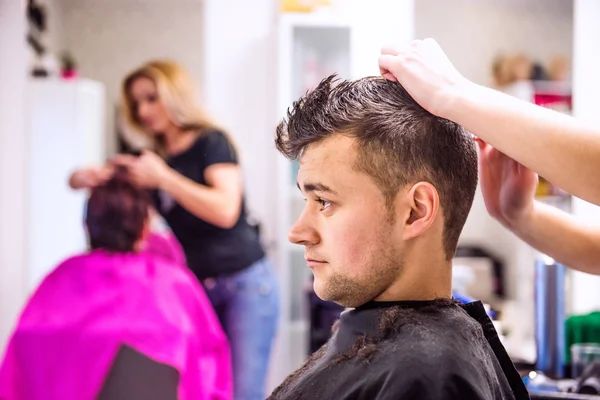 Parrucchiere professionista che fa nuovo taglio di capelli al suo bel clie — Foto Stock