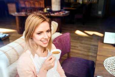 Kadın kahve içme, zevk onun espresso Cafe