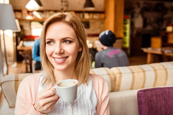 Mujer en la cafetería bebiendo café, disfrutando de su expreso —  Fotos de Stock