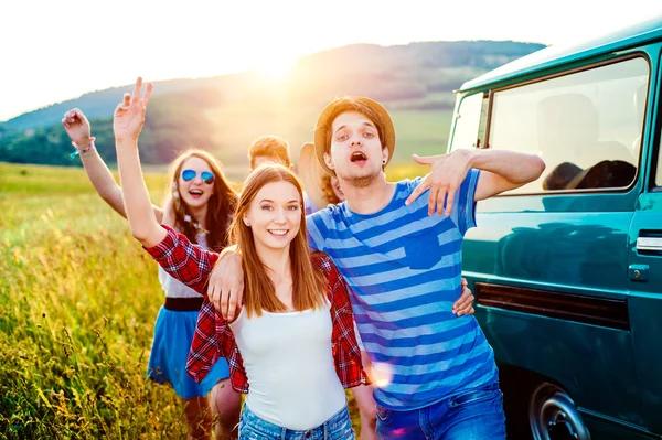 Frieds jóvenes con autocaravana, naturaleza verde y cielo azul —  Fotos de Stock