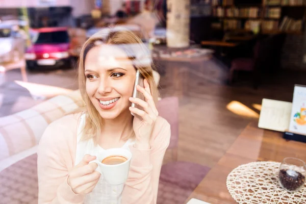 Γυναίκα στο καφέ, πίνοντας τον καφέ, την πραγματοποίηση τηλεφωνικών κλήσεων — Φωτογραφία Αρχείου