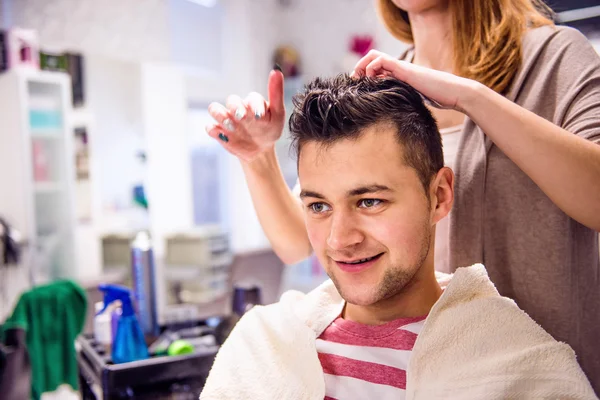 Coiffeur professionnel faisant nouvelle coupe de cheveux à son beau clie — Photo
