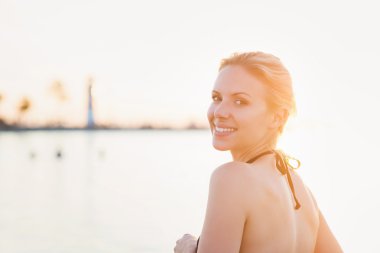 Bikini lighthouse yakınındaki sahilinde çekici kadın