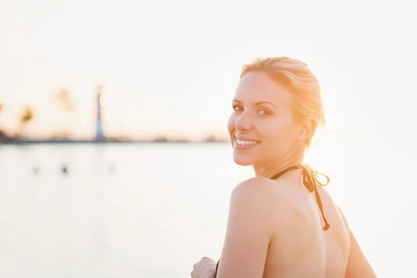 Attraktive Frau im Bikini am Ufer in der Nähe des Leuchtturms — Stockfoto