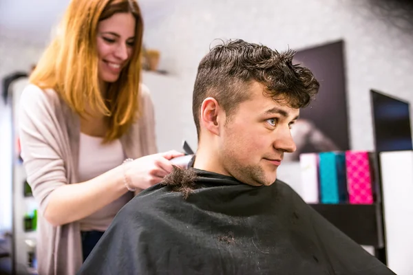 Frisør barberingschef for ung klient . - Stock-foto