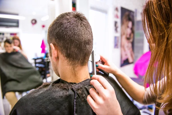 Coiffeur rasage tête de jeune client . — Photo