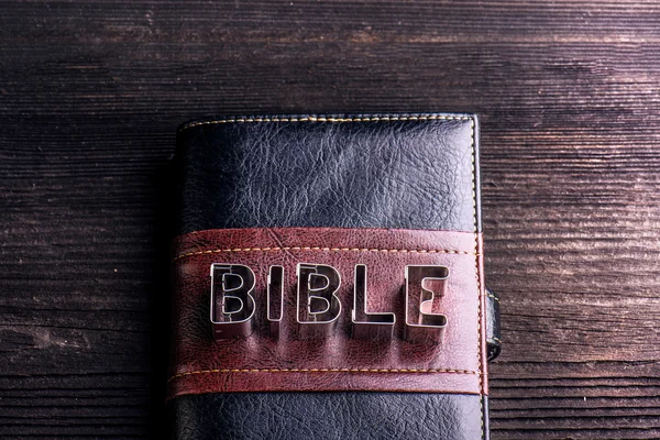 Bibbia su tavolo di legno con tagliabiscotti — Foto Stock