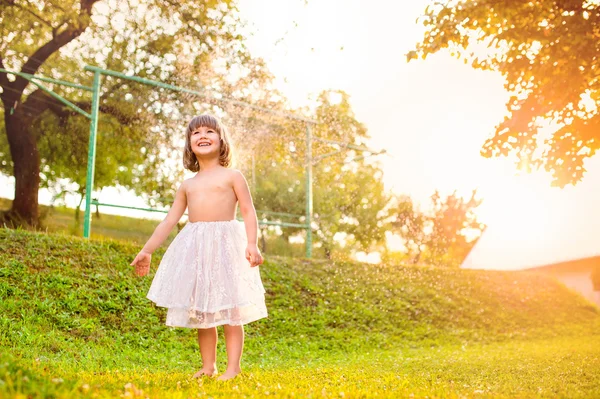 Ragazza in gonna principessa in giardino — Foto Stock