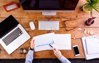Grafik grafik ile çalışan işadamı zeki saati
