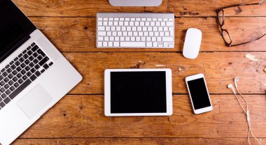 Resepsiyon, alet ve ofis malzemeleri. Düz yatıyordu. Ahşap Resepsiyon.