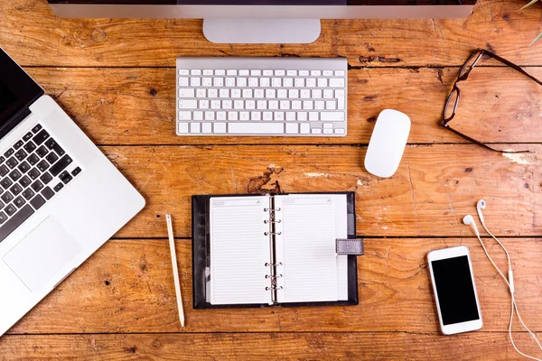 Bureau, gadgets en kantoorbenodigdheden. Flat lag. Houten bureau. — Stockfoto