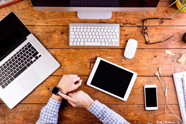 Persona de negocios que trabaja en el escritorio de la oficina con reloj inteligente —  Fotos de Stock