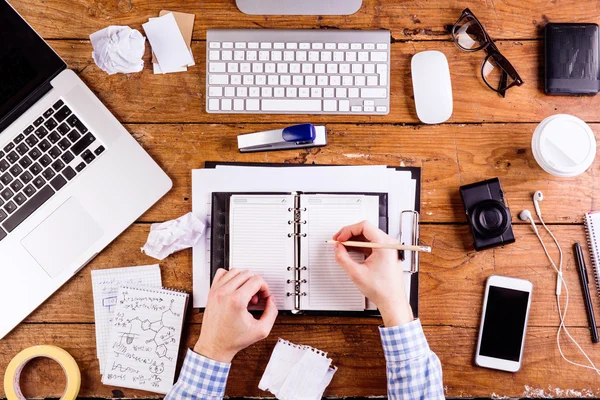 Persona de negocios escribiendo y trabajando, usando reloj inteligente —  Fotos de Stock