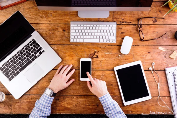 Persona de negocios que trabaja en el escritorio de la oficina con reloj inteligente — Foto de Stock