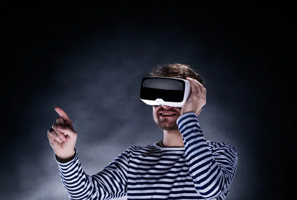 Muž v virtuální realita brýle. Studio záběr, černé poz — Stock fotografie