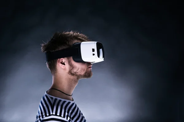 Man wearing virtual reality goggles. Studio shot, black backgrou — Stock Photo, Image