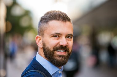 Sokakta yürürken mavi gömlekli hipster Yöneticisi