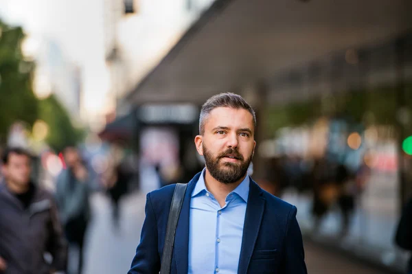 Hipster manager en camisa azul caminando en la calle —  Fotos de Stock