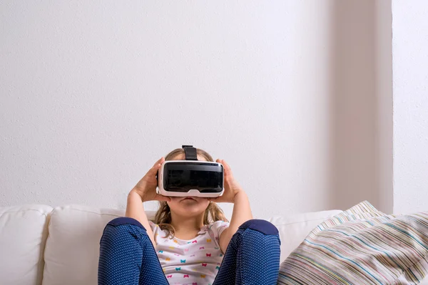 Chica con gafas de realidad virtual. Captura de estudio, espacio de copia — Foto de Stock