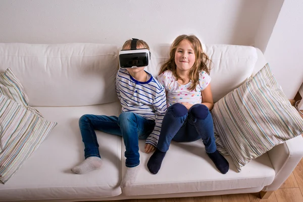 Dziewczyna i chłopak sobie gogle wirtualnej rzeczywistości. Łapka — Zdjęcie stockowe