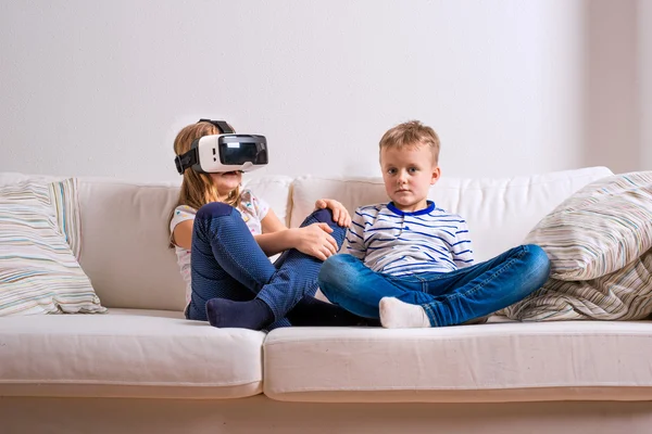 Niño y niña con gafas de realidad virtual. Captura de estudio — Foto de Stock