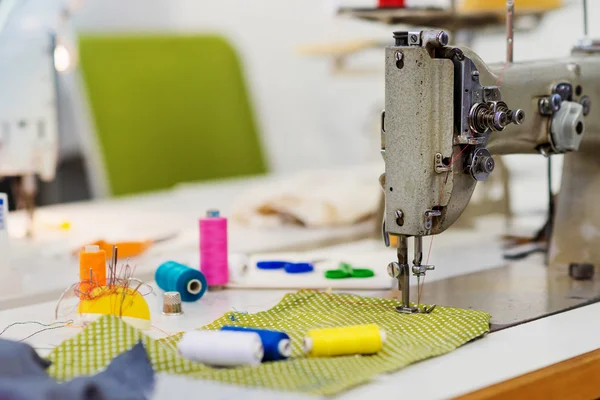 Máquina de coser vieja, hilos, alfileres y pieza de tela —  Fotos de Stock