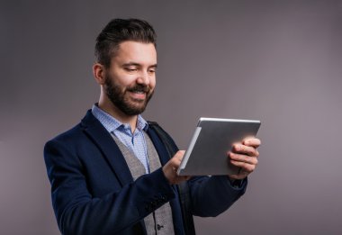 Tablet, stüdyo çekim, gri arka plan ile Hipster işadamı